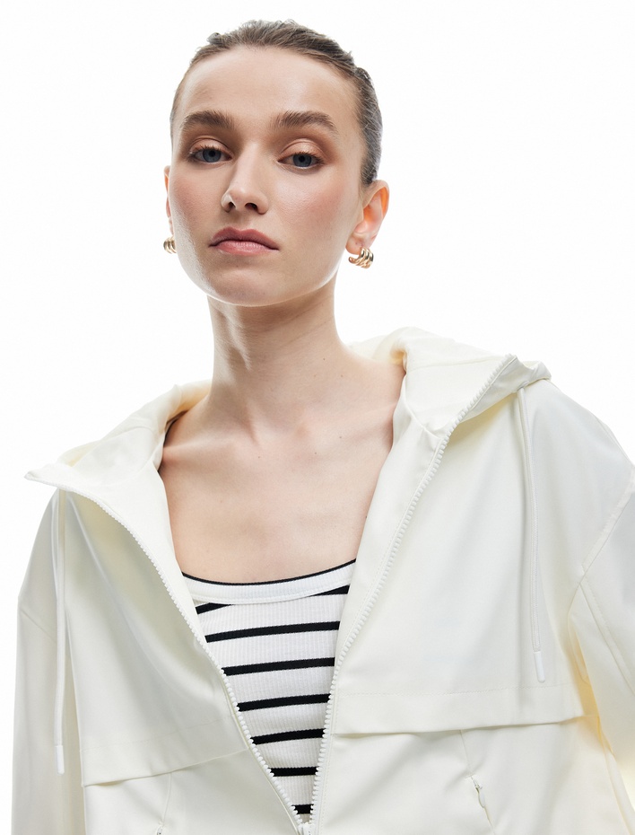  Kapüşonlu Uzun Kollu Fermuarlı Deri Görünümlü Yağmurluk