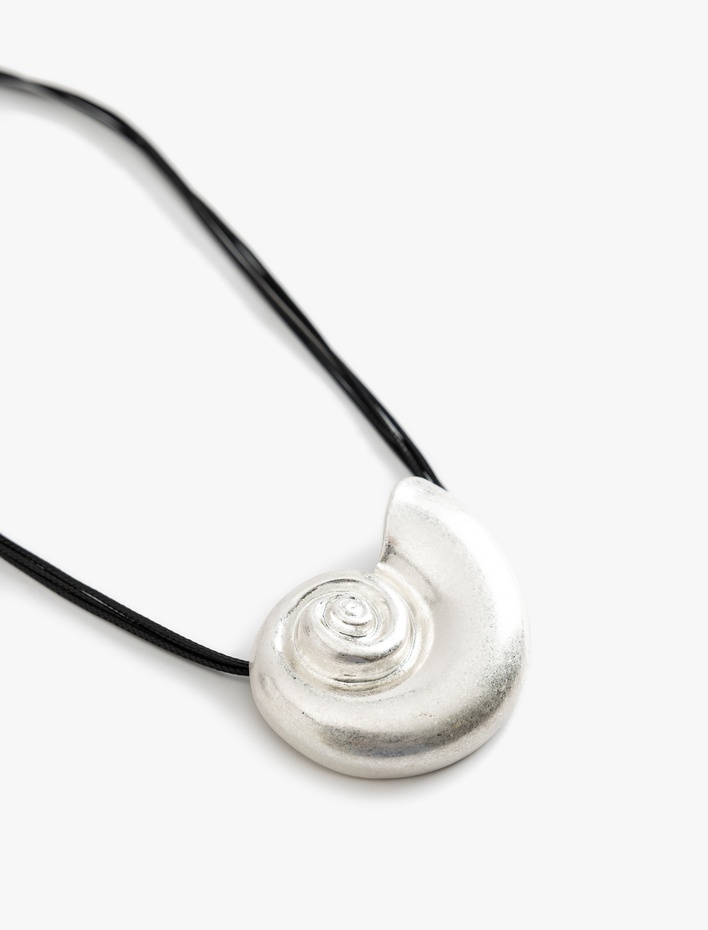 Kadın Deniz Kabuğu Detaylı Kolye