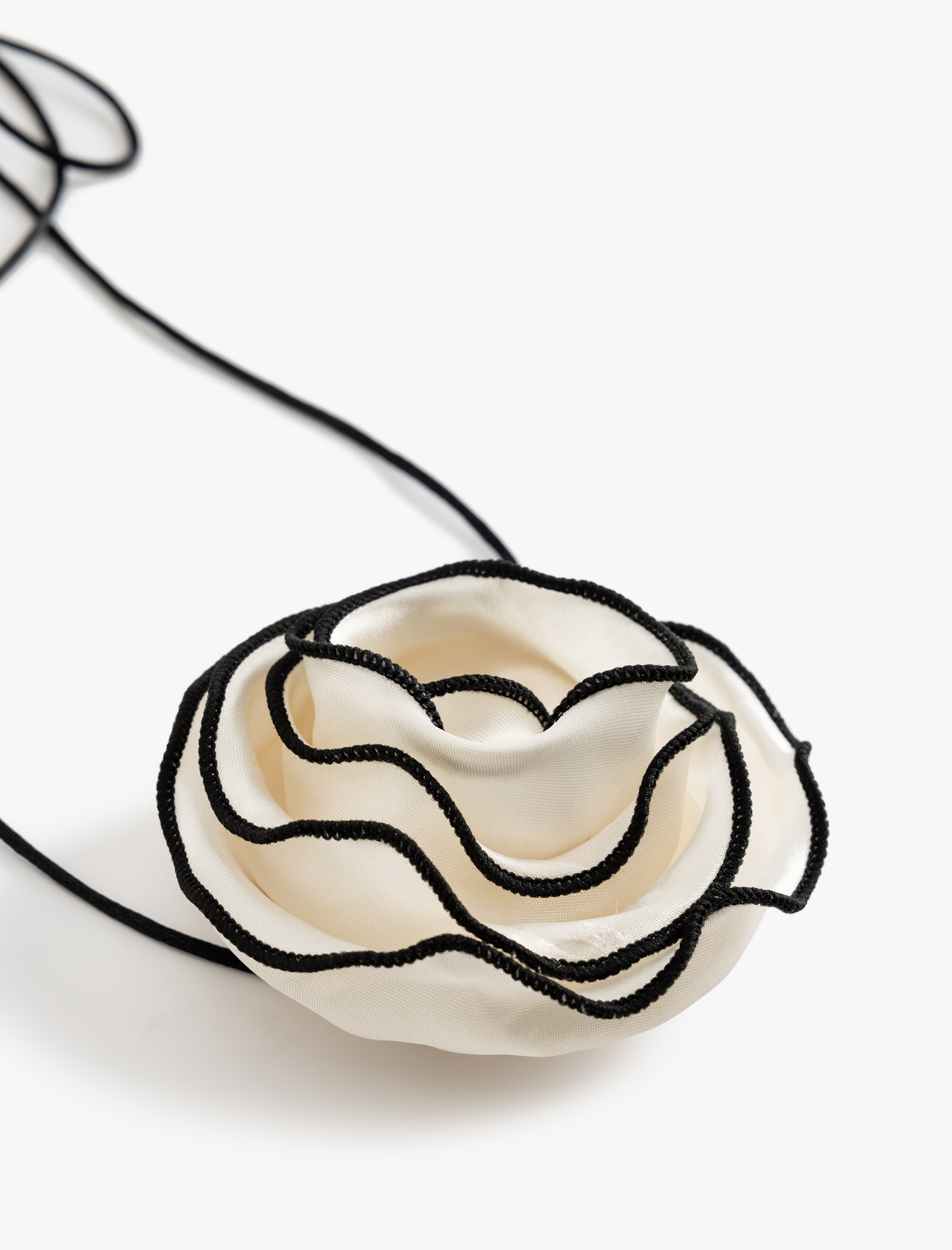  Kadın Çiçek Detaylı Choker Kolye