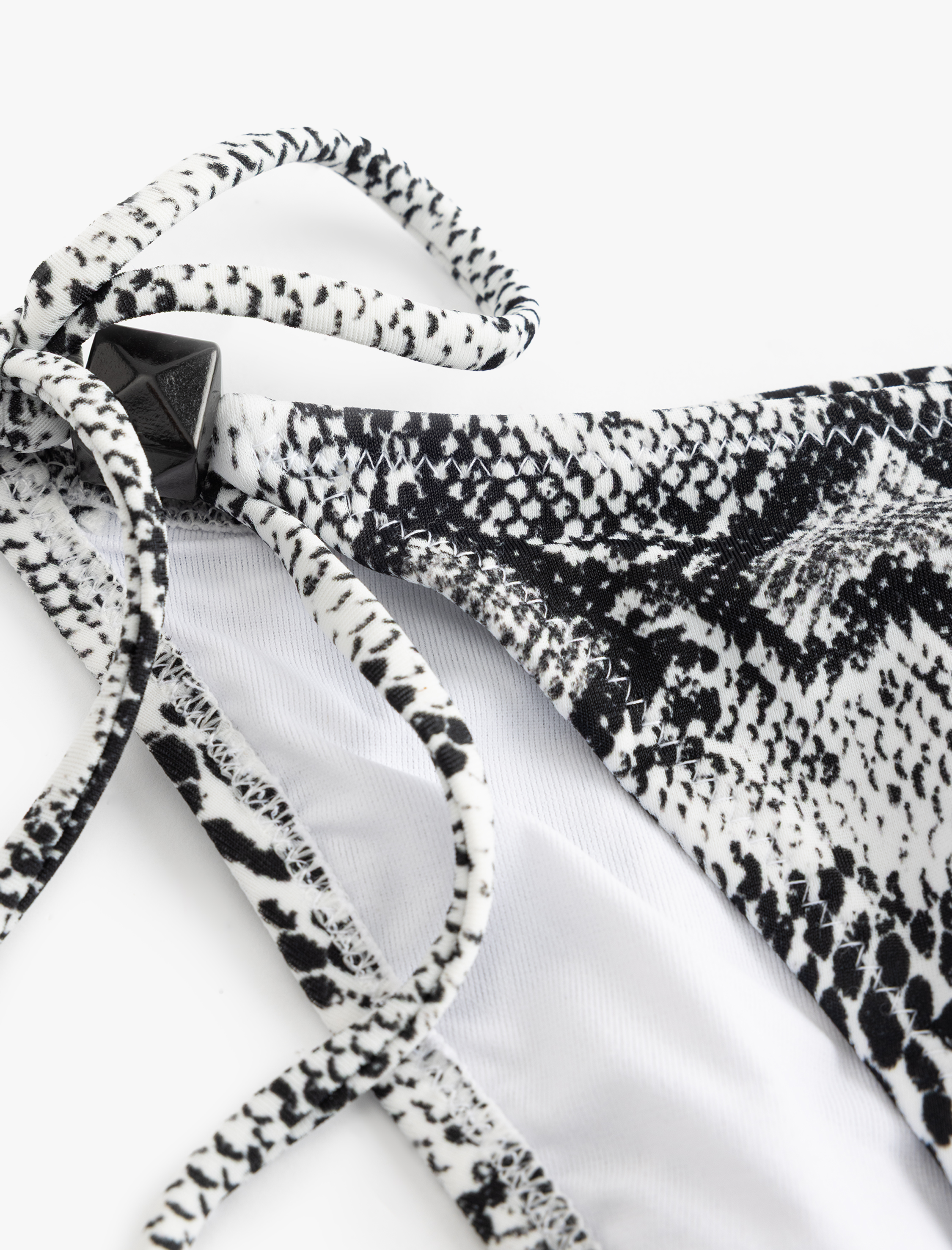   Yanları Bağlamalı İpli Yılan Derisi Desenli Bikini Altı
