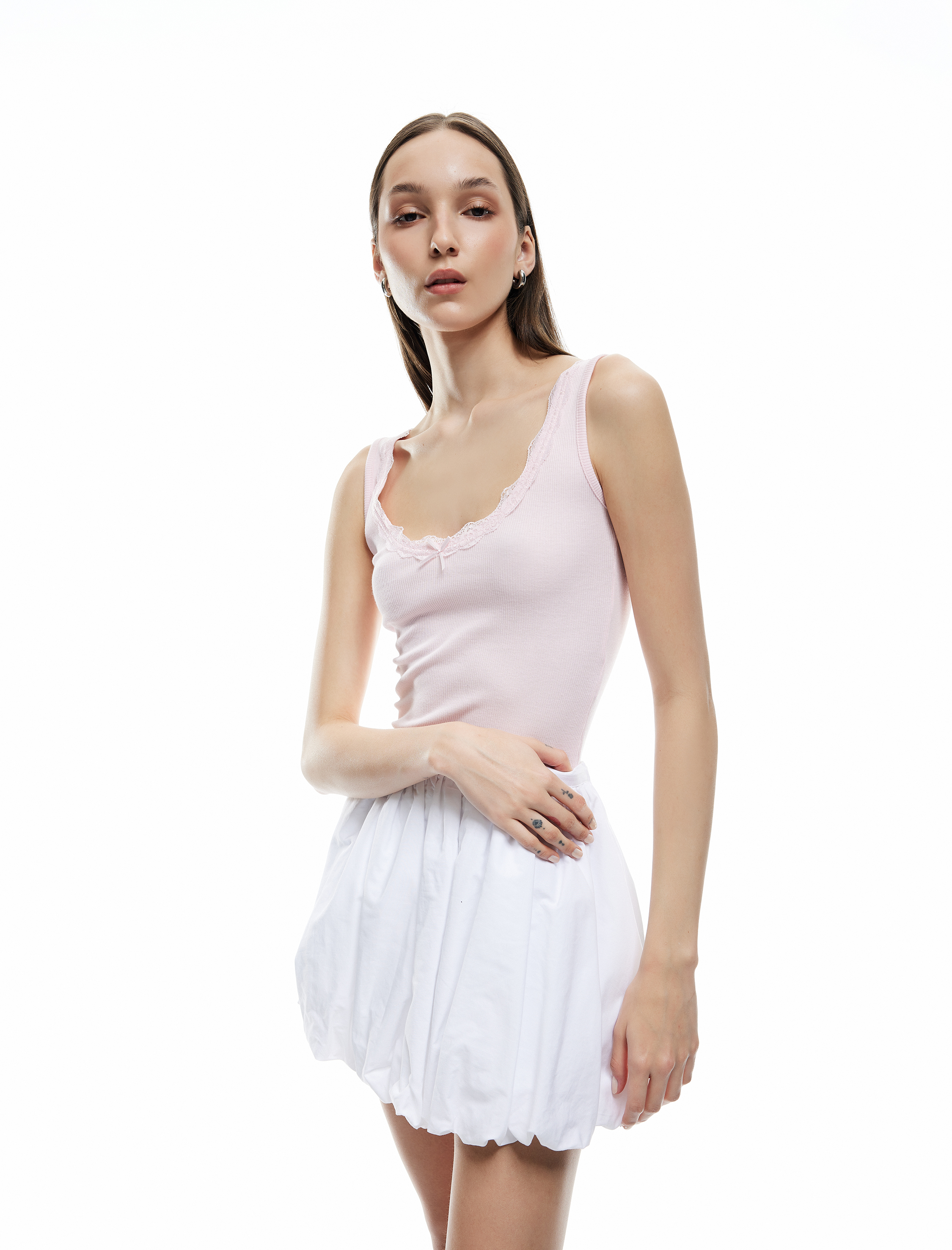   Dantel Detaylı Fiyonklu U Yaka Kolsuz Slim Fit Bluz