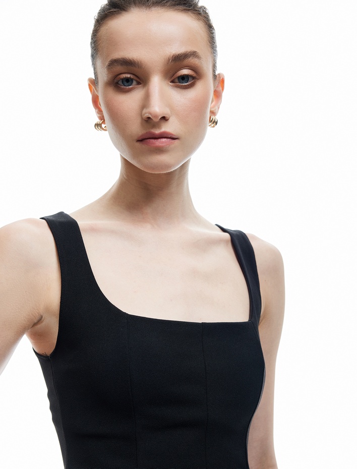  Krep Scuba Kumaş Kare Yaka Kolsuz Peplum Bluz