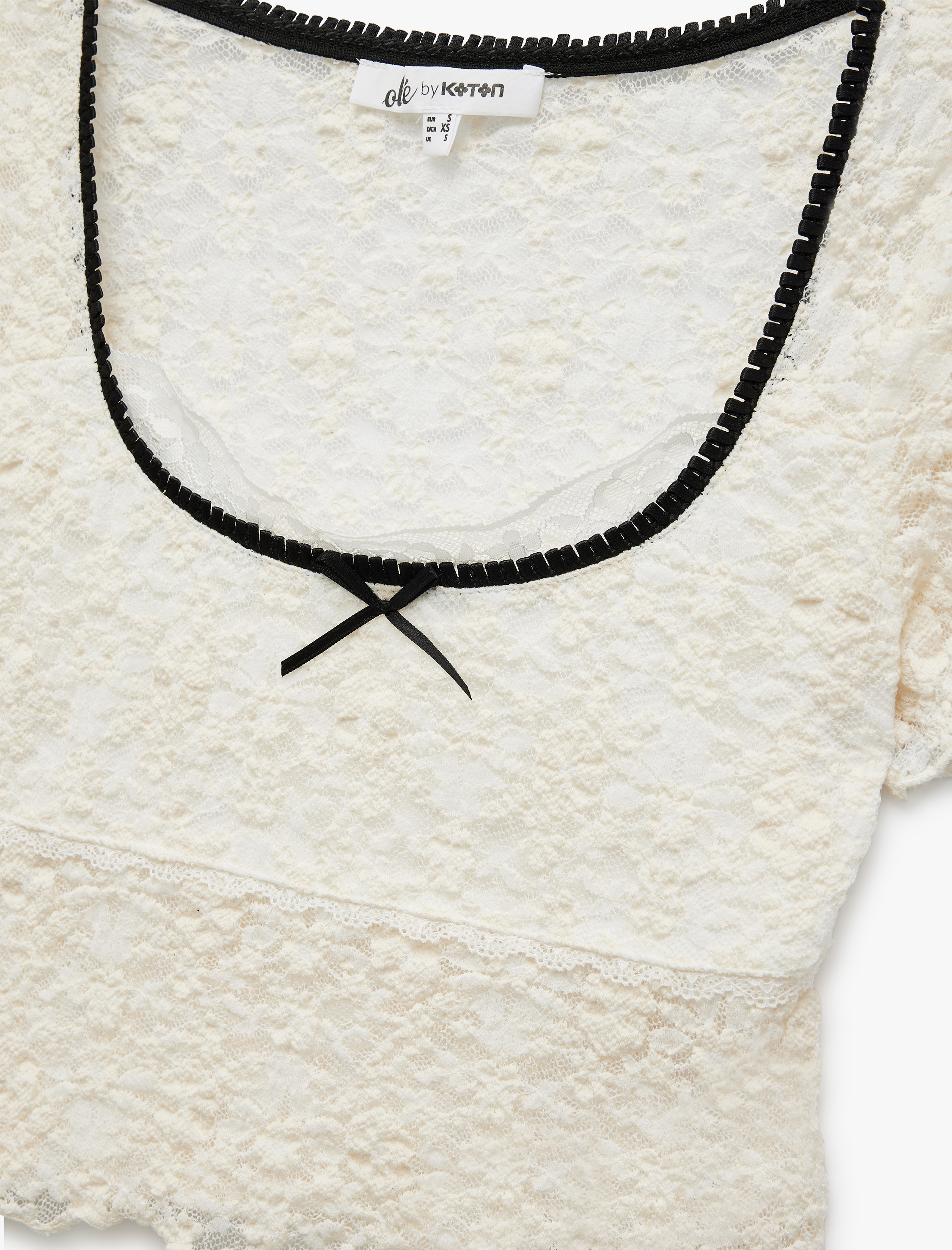   Transparan Fiyonk Detaylı Kısa Kollu U Yaka Dantel Tişört