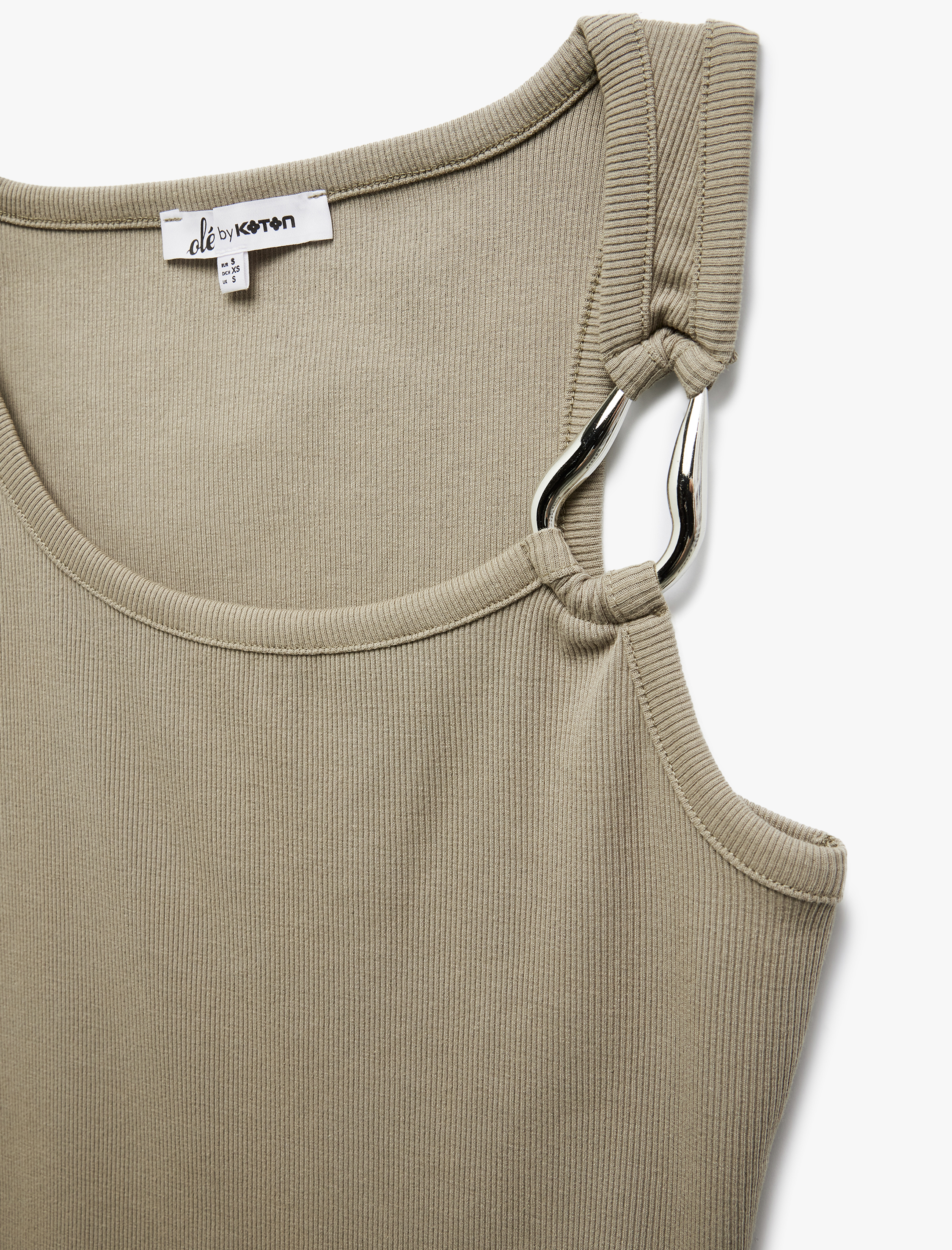   Asimetrik Yaka Metal Aksesuarlı Dar Kesim Kolsuz Bluz