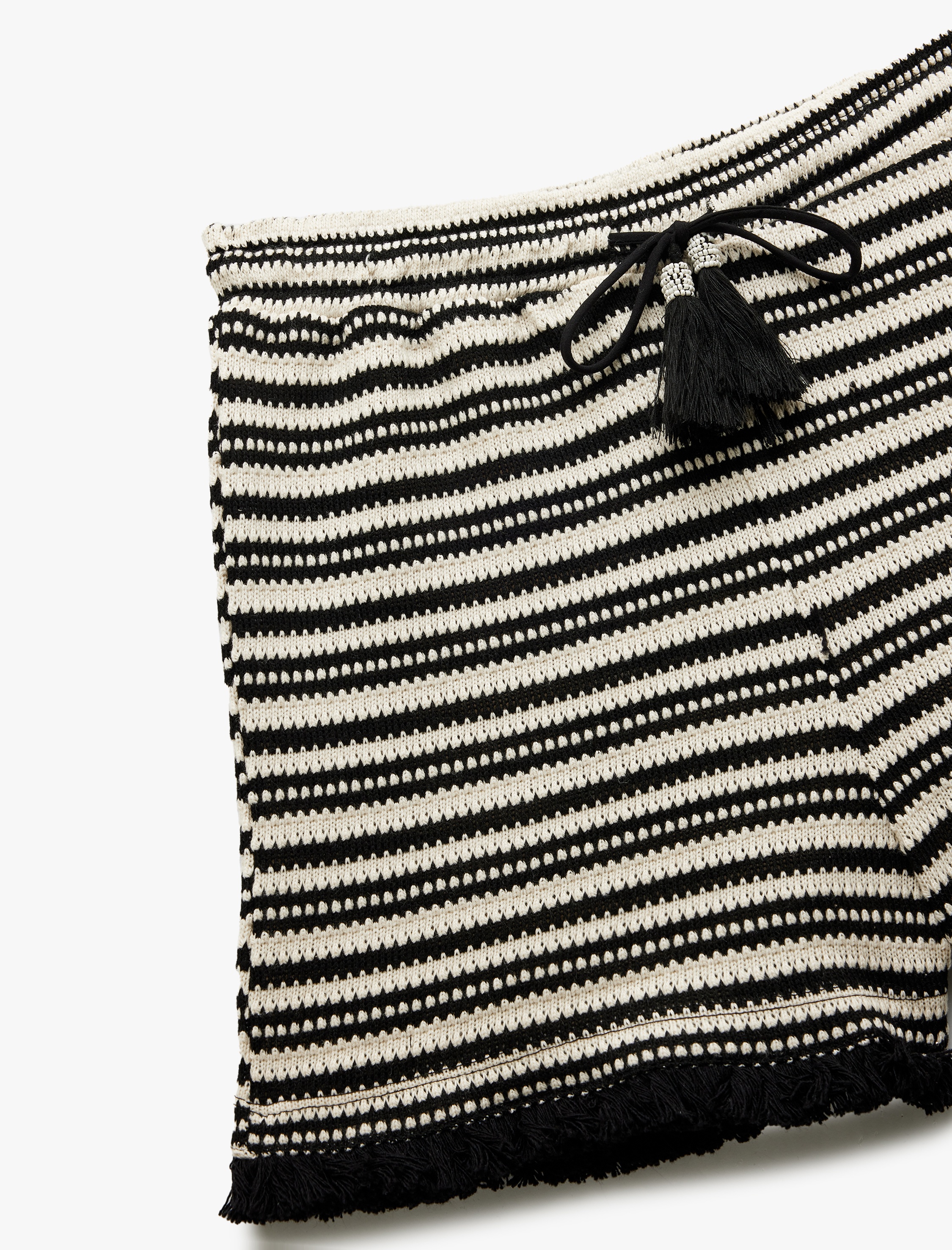   Regular Fit Püsküllü Beli Bağlamalı Mini Kroşe Şort