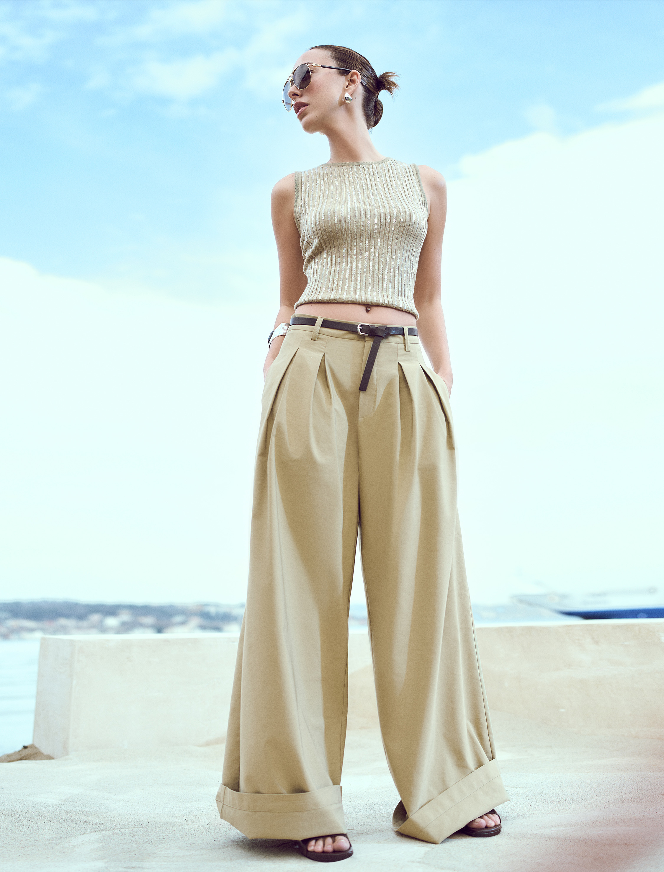   Koton X Sima Tarkan - Paraşüt Kumaş Cepli Kemerli Pile Detaylı Geniş Paça Pantolon