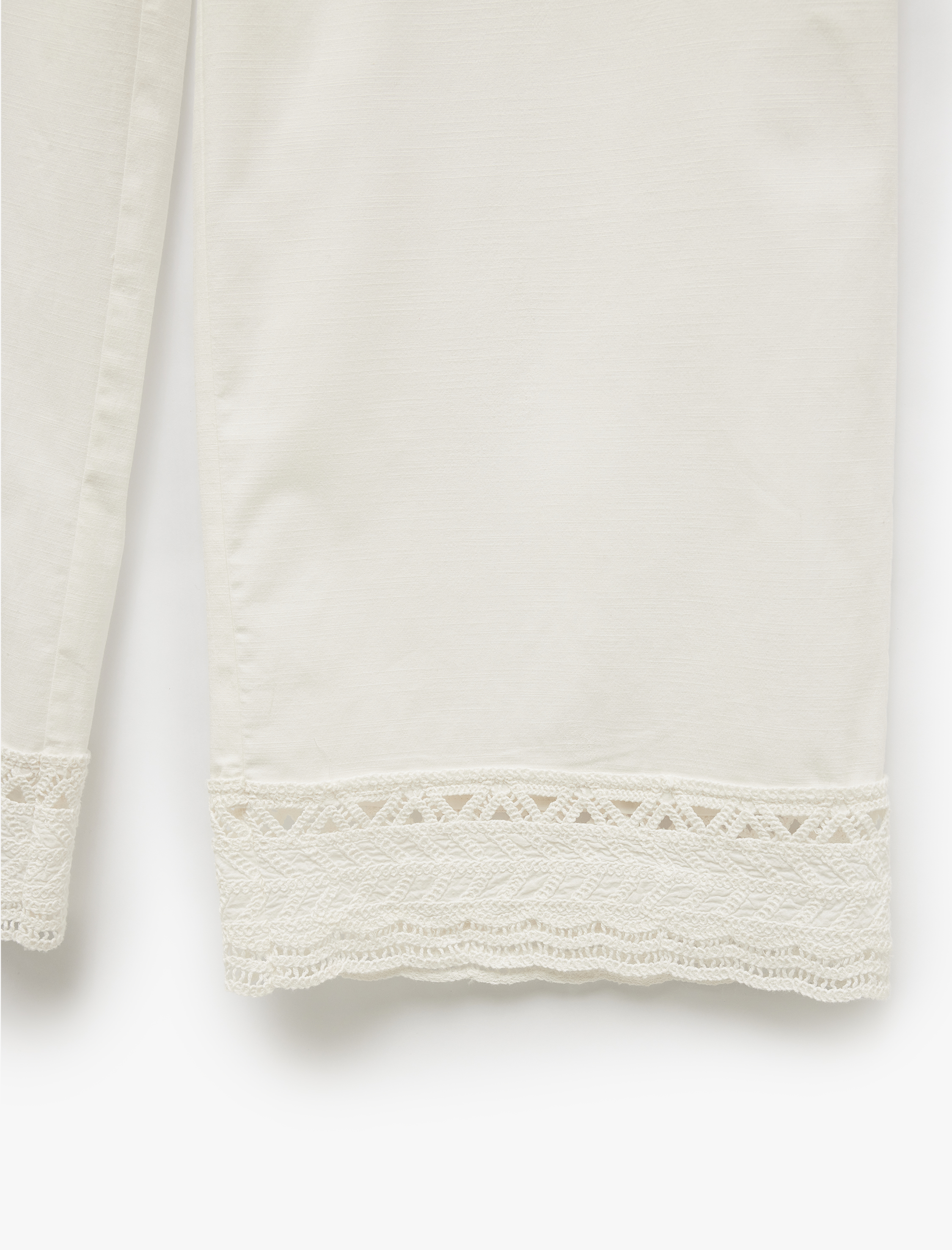   Koton X Şahika Ercümen - Viskon Kumaş Brodeli Fisto Detaylı Cepli Düz Bol Paça Pantolon