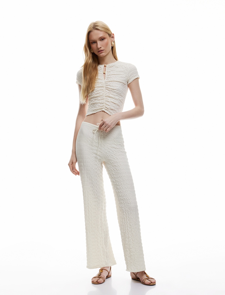   Koton X Şahika Ercümen - Slim Fit Kısa Kollu Boncuk Detaylı Bürümcük Kumaş Dokulu Tişört