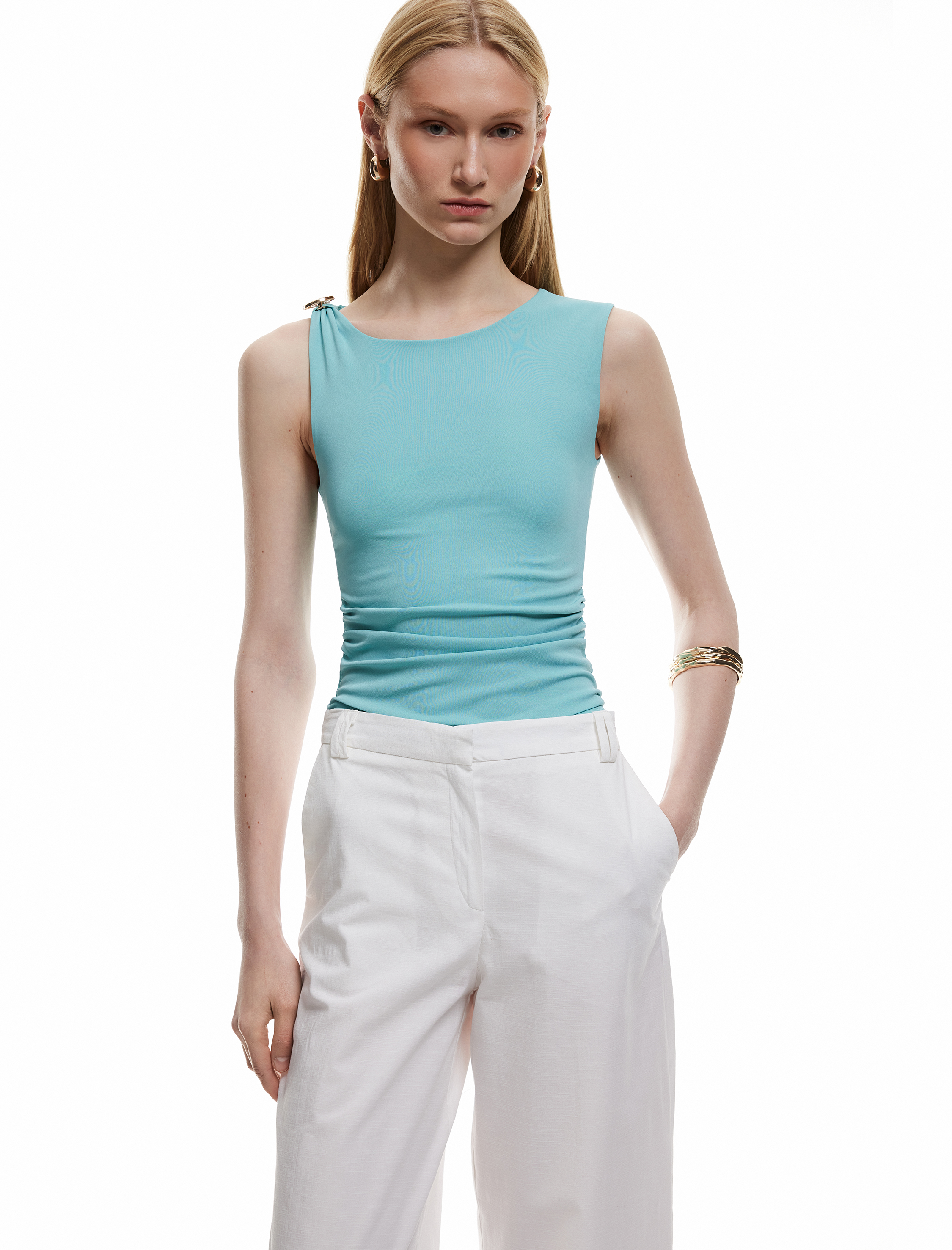   Deniz Kabuğu Aksesuar Detaylı Drapeli Kolsuz Bluz