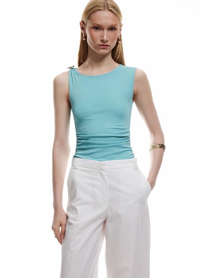  Koton X Şahika Ercümen - Deniz Kabuğu Aksesuar Detaylı Drapeli Kolsuz Bluz