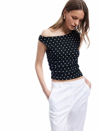 Büzgü Detaylı Slim Fit Asimetrik Yaka Puantiyeli Bluz