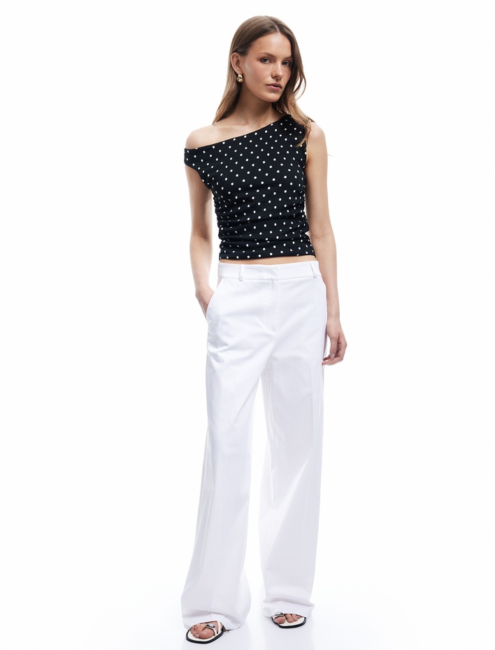  Büzgü Detaylı Slim Fit Asimetrik Yaka Puantiyeli Bluz