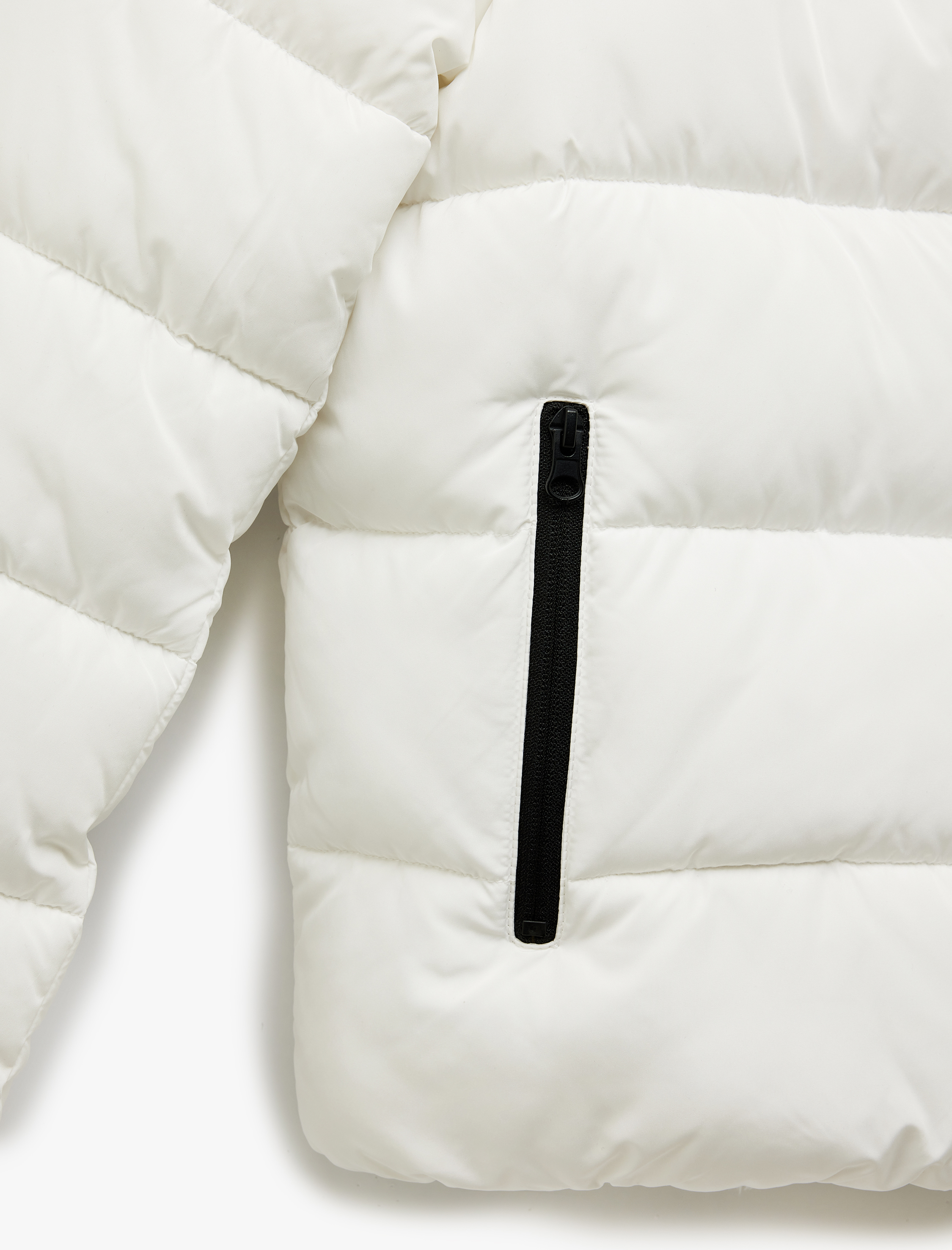   Kapüşonlu Uzun Kollu İçi Suni Kürklü Fermuarlı Cepli Şişme Mont