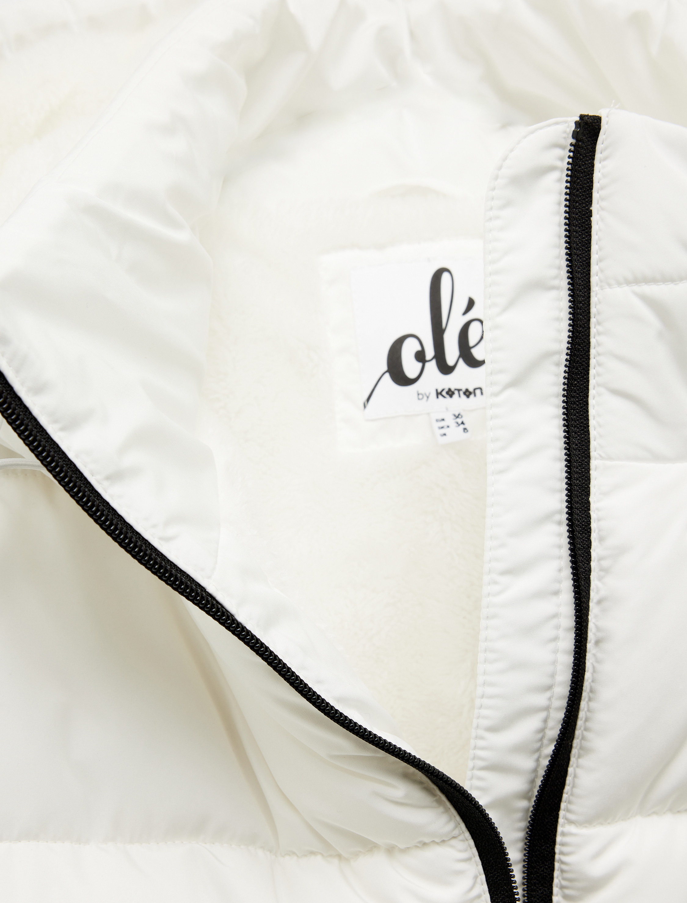   Kapüşonlu Uzun Kollu İçi Suni Kürklü Fermuarlı Cepli Şişme Mont