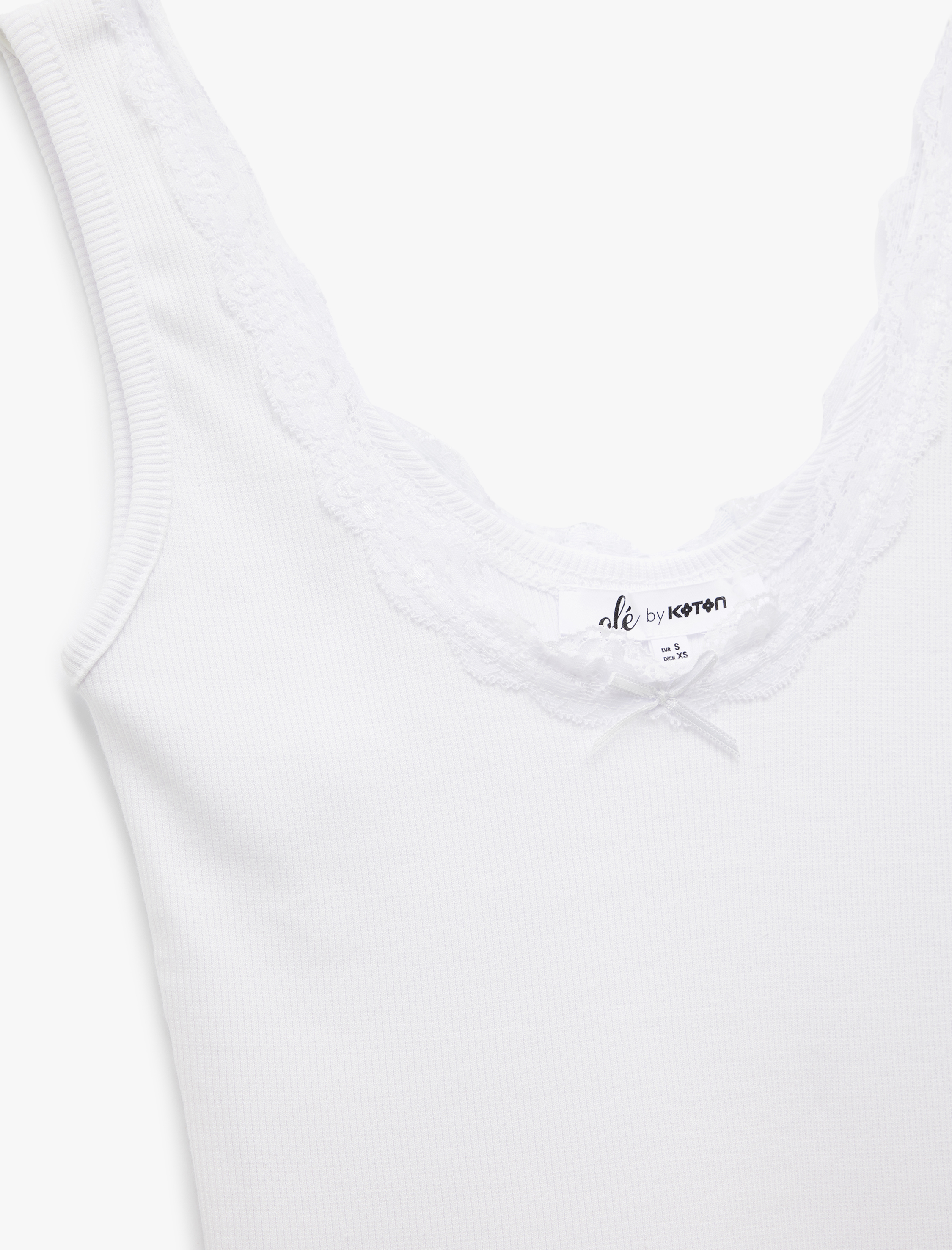   Dantel Detaylı Fiyonklu U Yaka Kolsuz Slim Fit Bluz