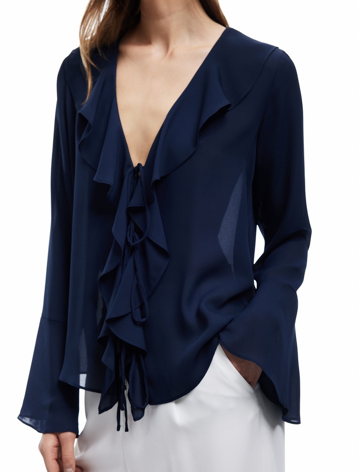  Uzun İspanyol Kol V Yaka Fiyonk Detaylı Bağlamalı Krep Fırfırlı Gömlek