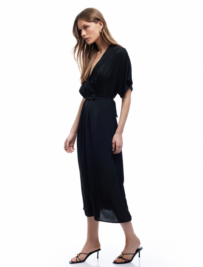  Aerobin Kumaş Kemerli Kısa Kollu V Yaka Uzun Kruvaze Saten Elbise