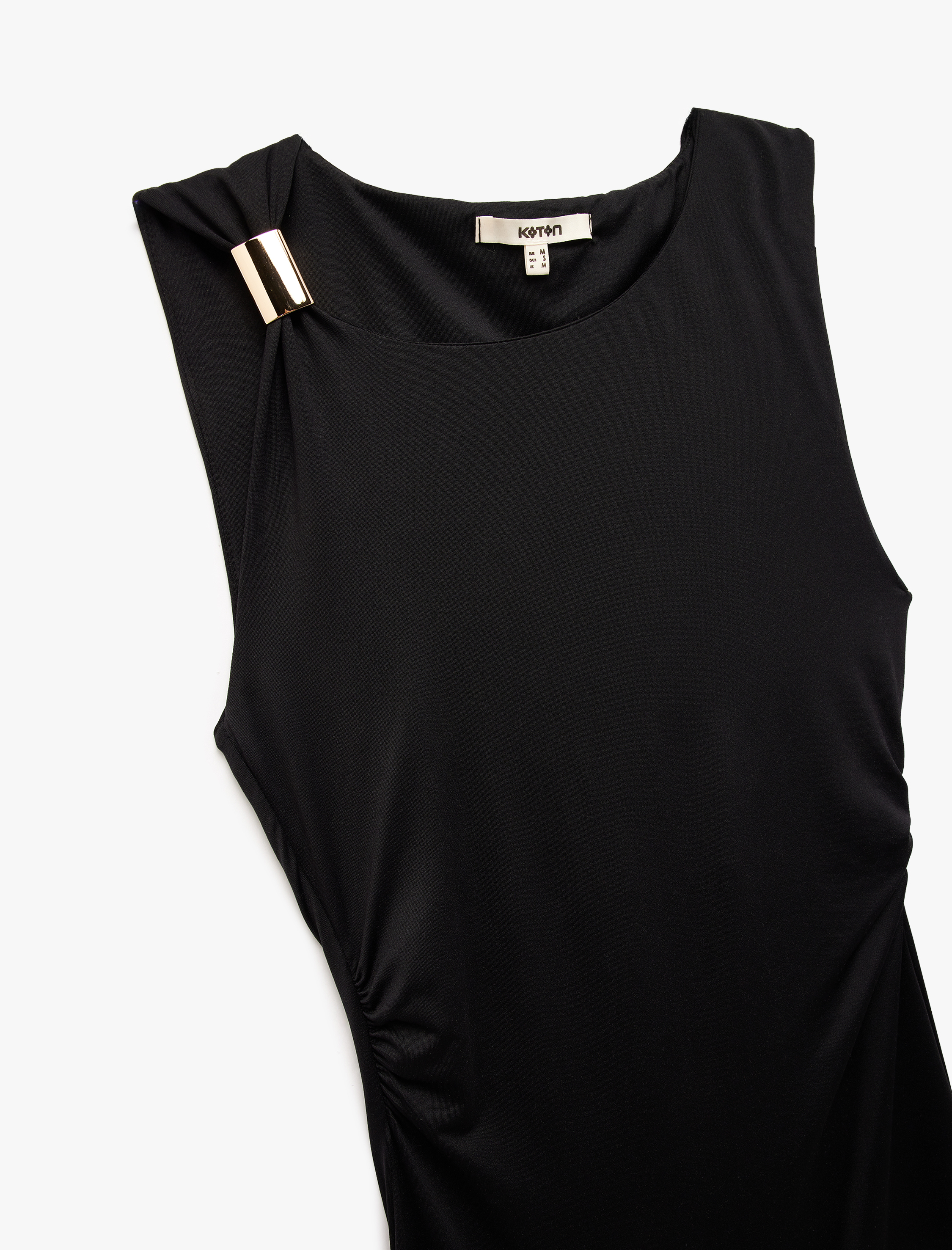   Asimetrik Yaka Metal Aksesuarlı Kolsuz Midi Kalem Elbise