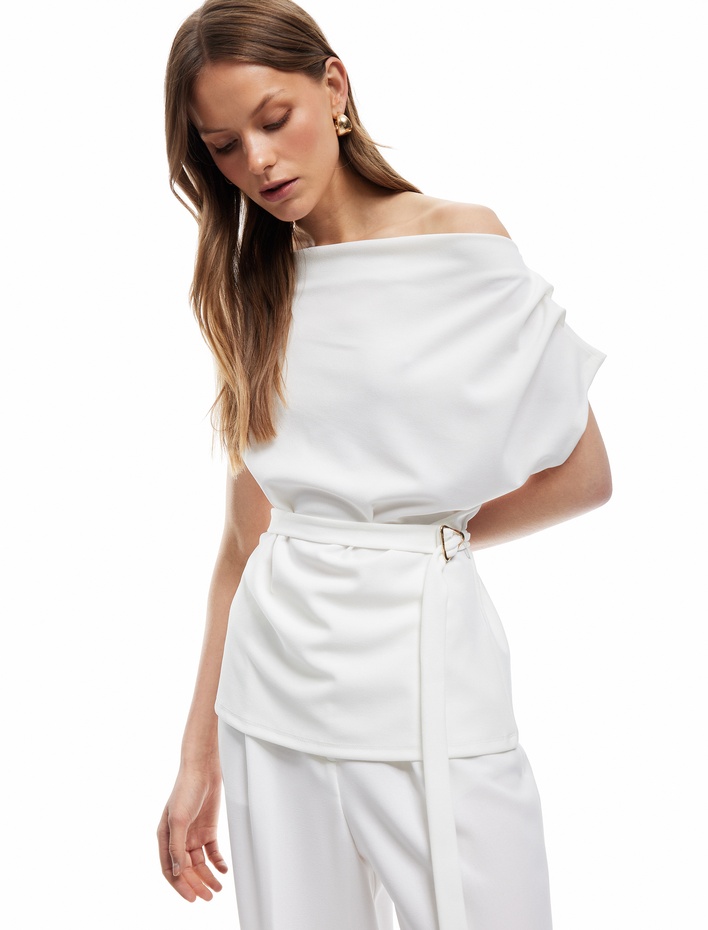  Krep Scuba Kumaş Degaje Yaka Metal Aksesuarlı Kemerli Kolsuz Bluz