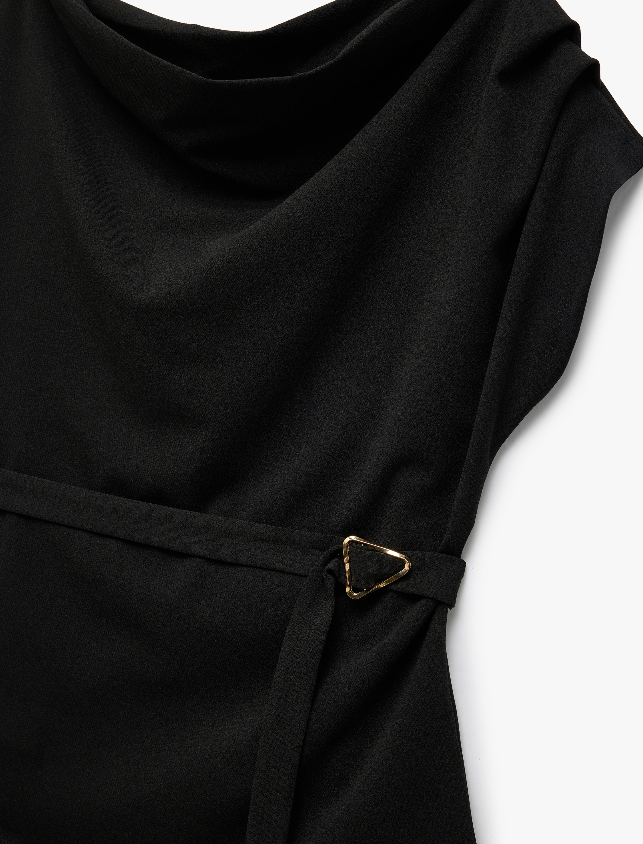   Krep Scuba Kumaş Degaje Yaka Metal Aksesuarlı Kemerli Kolsuz Bluz