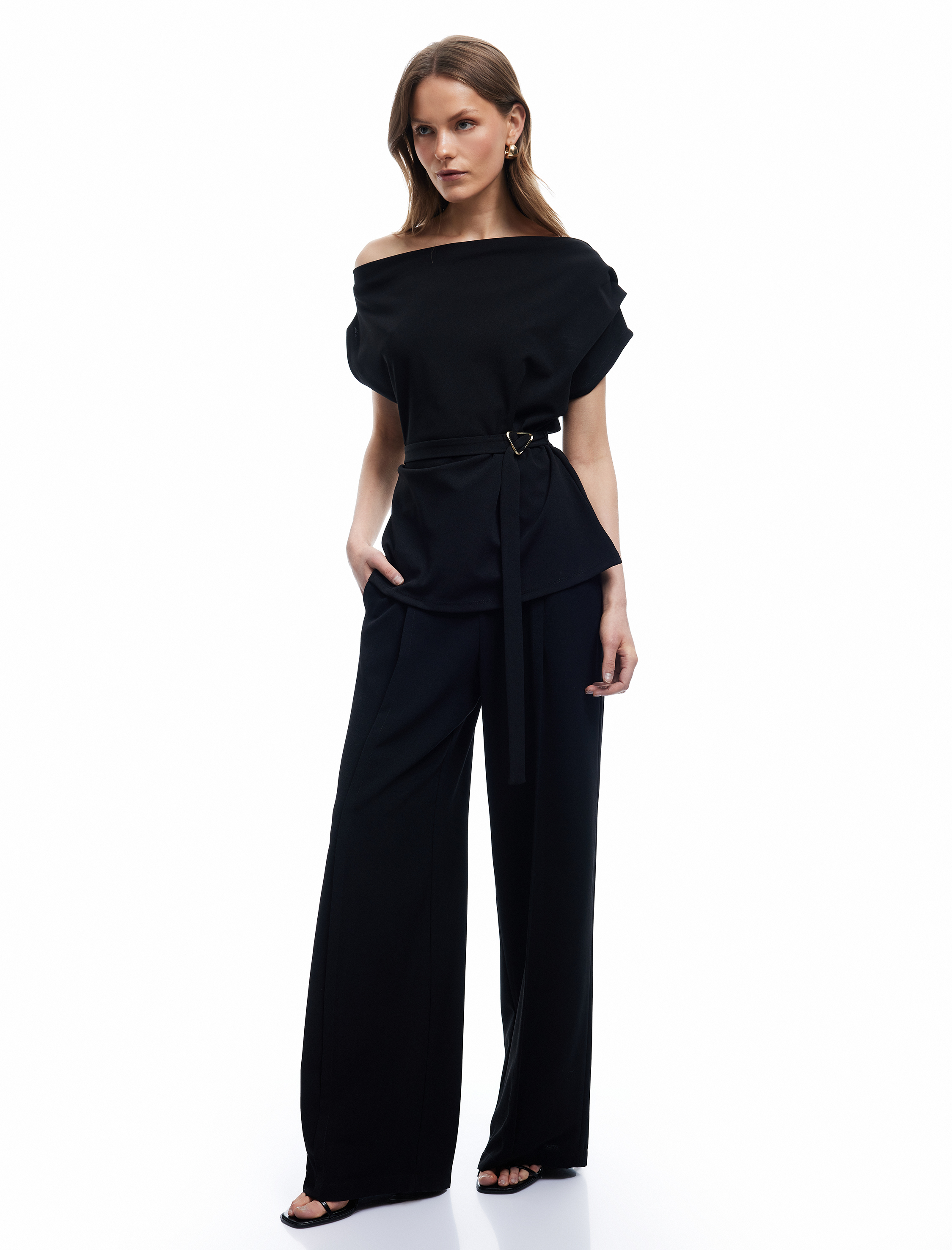   Krep Scuba Kumaş Degaje Yaka Metal Aksesuarlı Kemerli Kolsuz Bluz