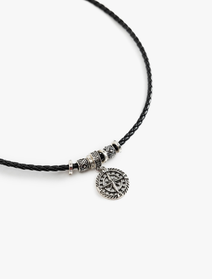 Erkek Pusula Charm Detaylı Suni Deri Örgü Kolye
