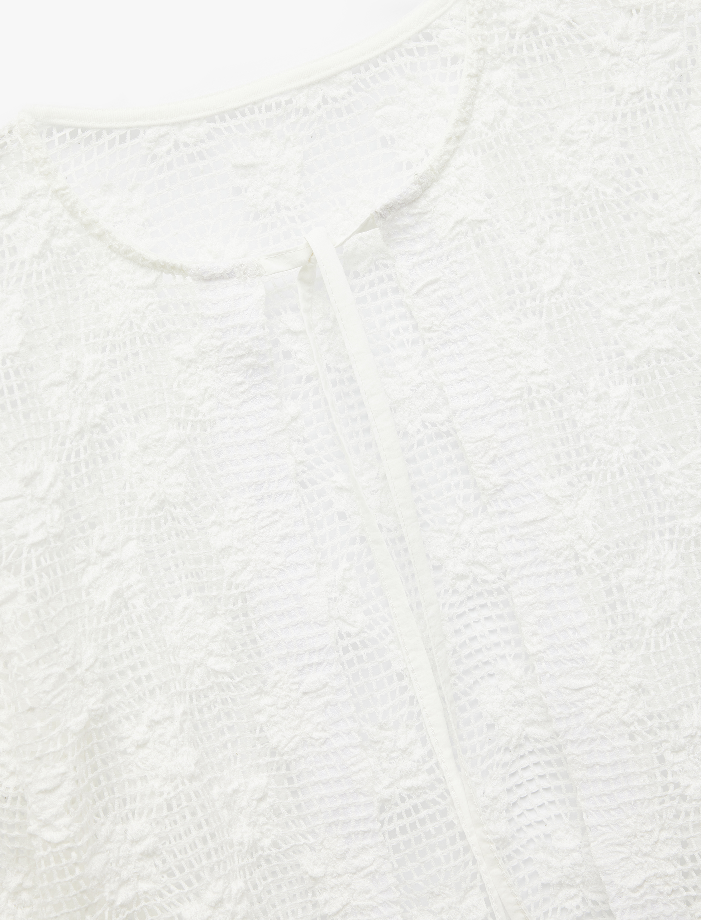   Koton X Sibil Çetinkaya - Transparan Bağlamalı Yaka 3/4 Kollu Dantel Çiçekli Crop Bluz