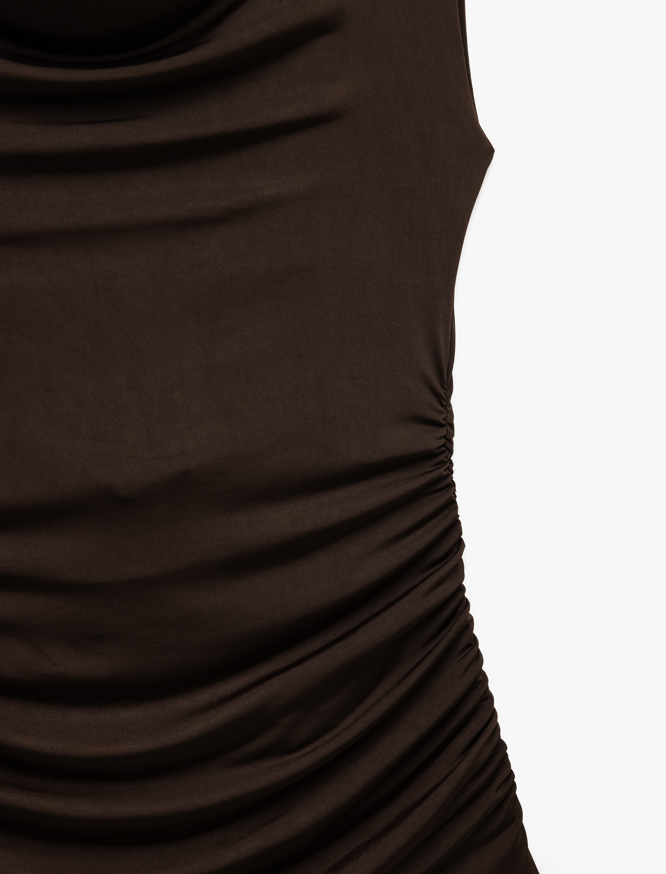 Sandy Kumaş Slim Fit Aksesuarlı Kolsuz Degaje Yaka Bluz