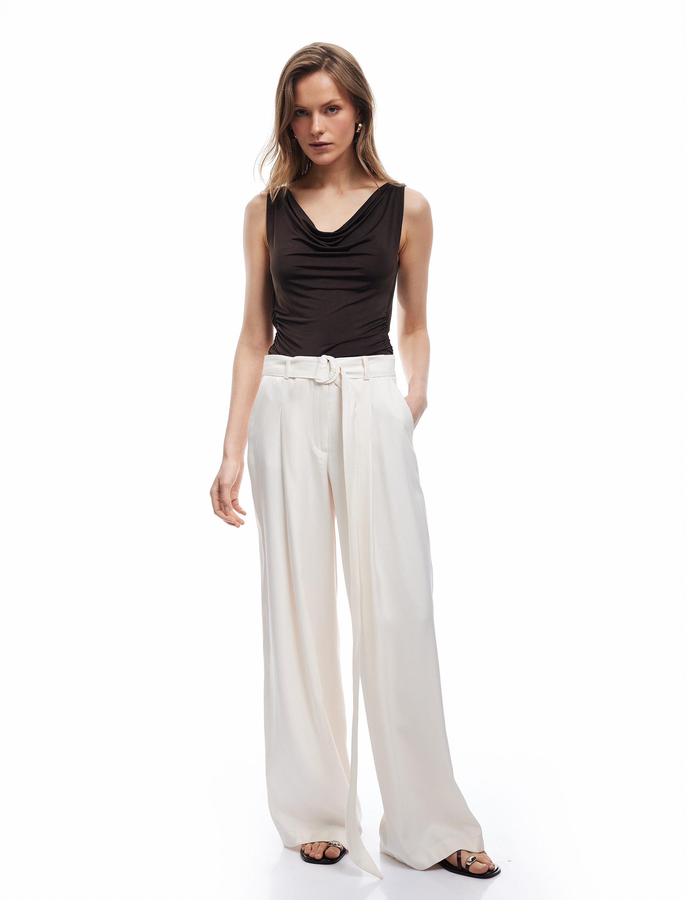 Sandy Kumaş Slim Fit Aksesuarlı Kolsuz Degaje Yaka Bluz