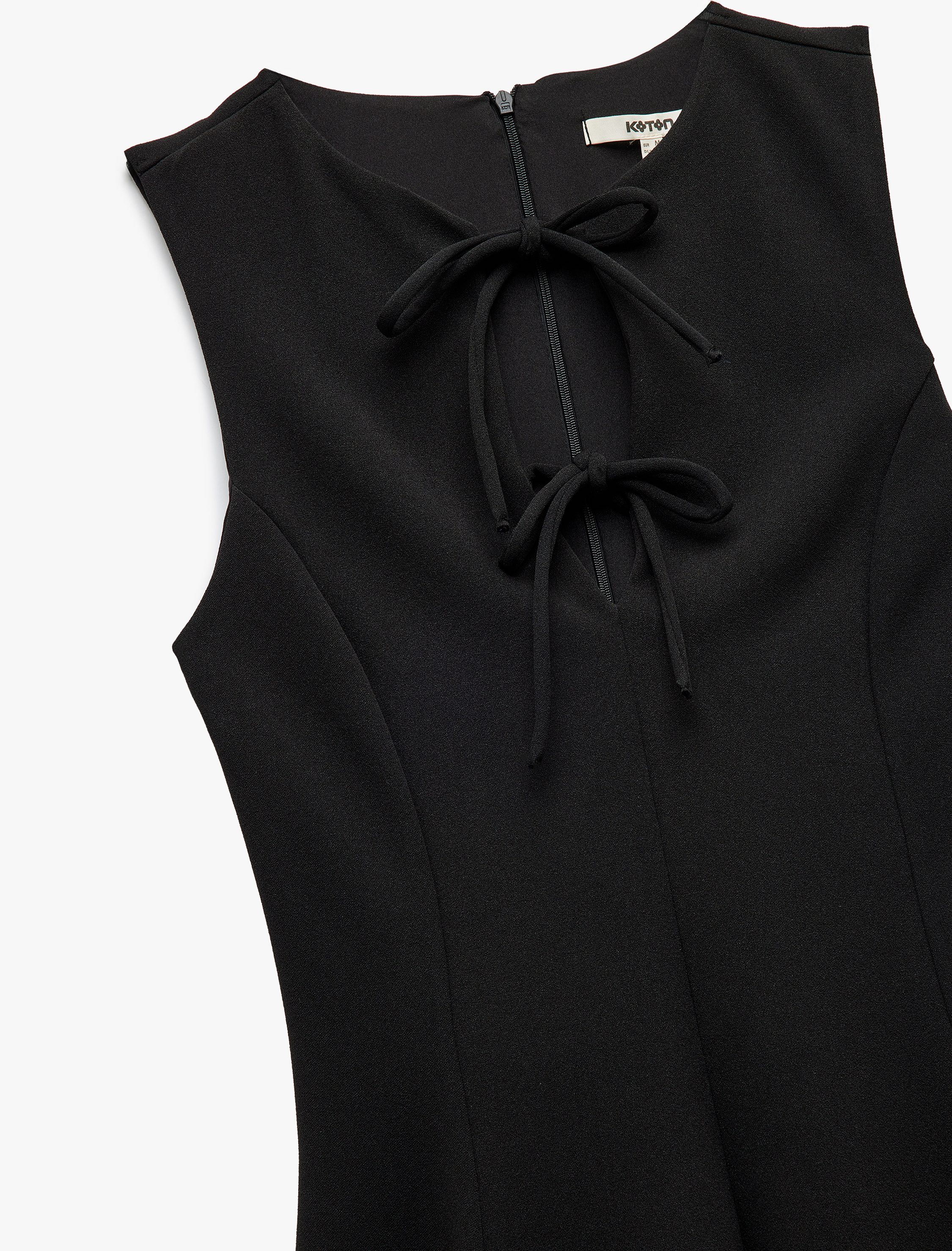   Krep Scuba Kumaş Fiyonk Detaylı Kolsuz Bisiklet Yaka Mini Elbise