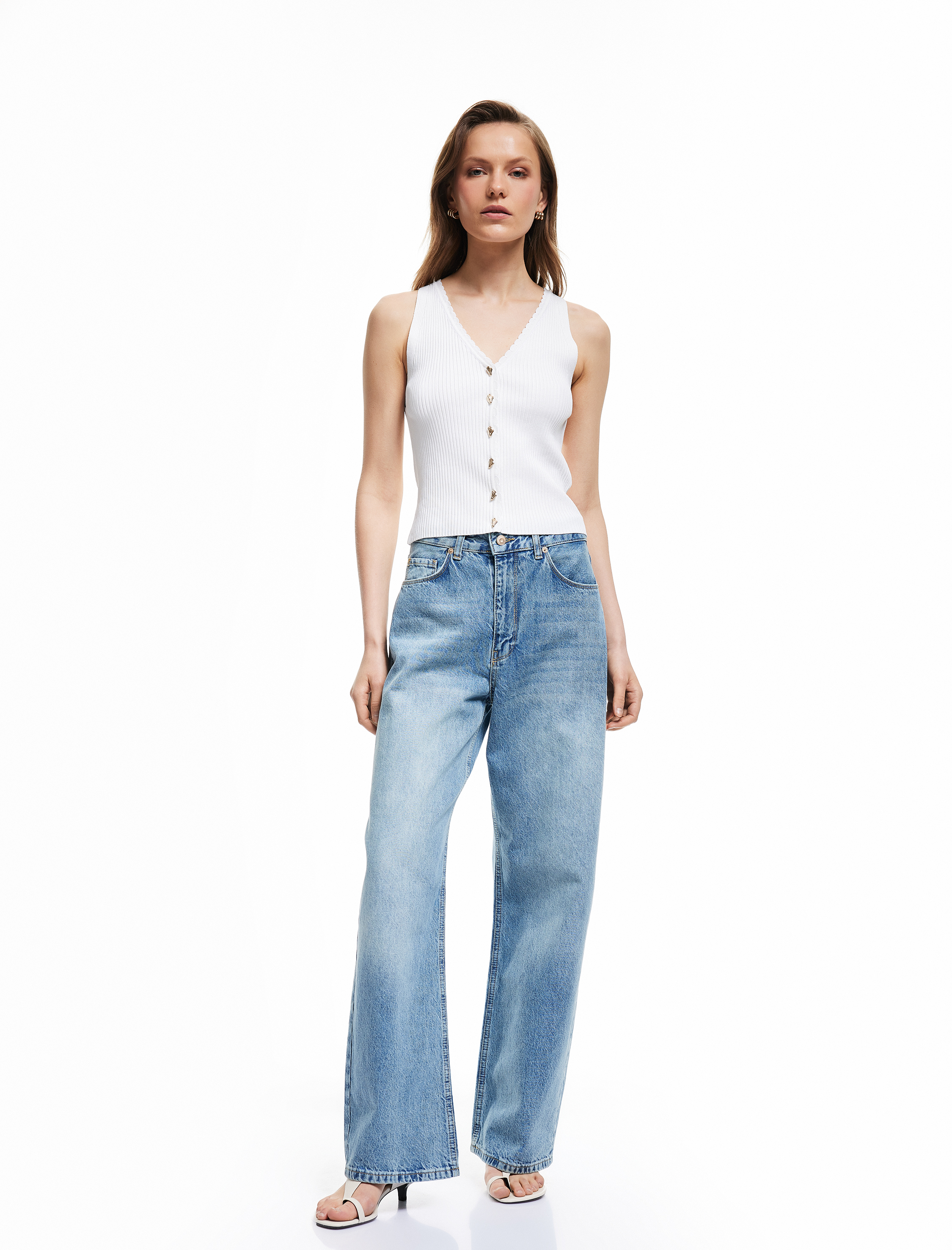   Asimetrik Düğme Detaylı V Yaka Triko Yelek