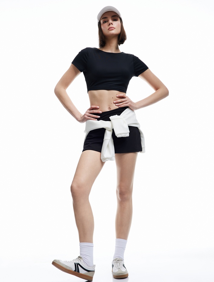  Kısa Kollu Bisiklet Yaka Arkası Dekolte Detaylı Fitilli Spor Crop Tişört
