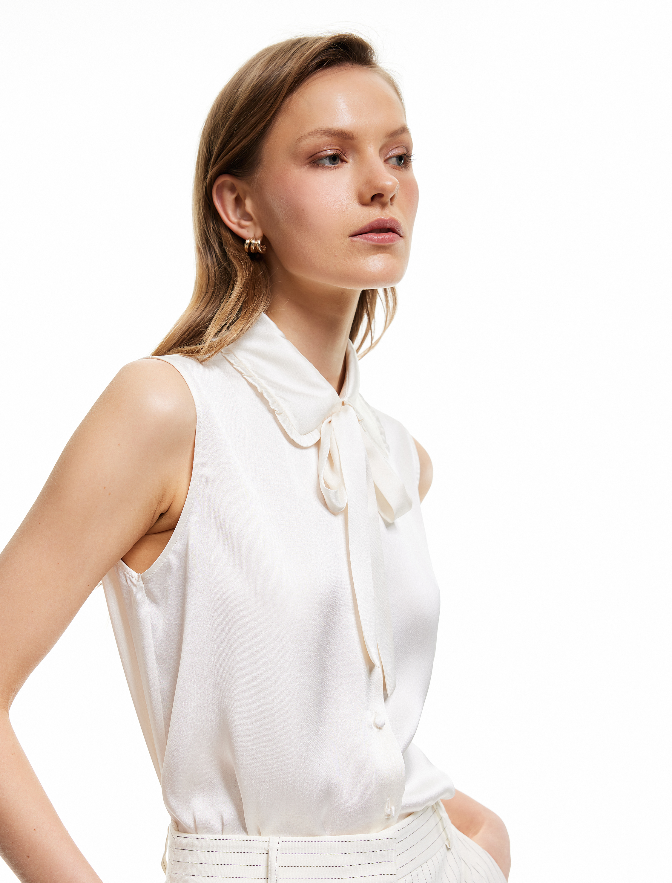   Bağlama Detaylı Bebe Yaka Saten Kolsuz Gömlek