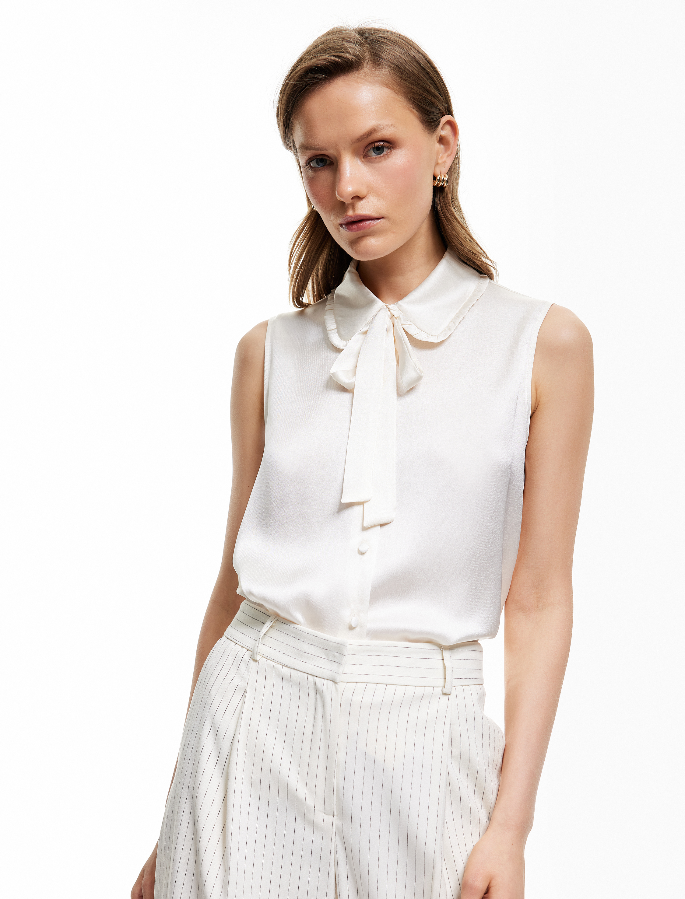   Bağlama Detaylı Bebe Yaka Saten Kolsuz Gömlek