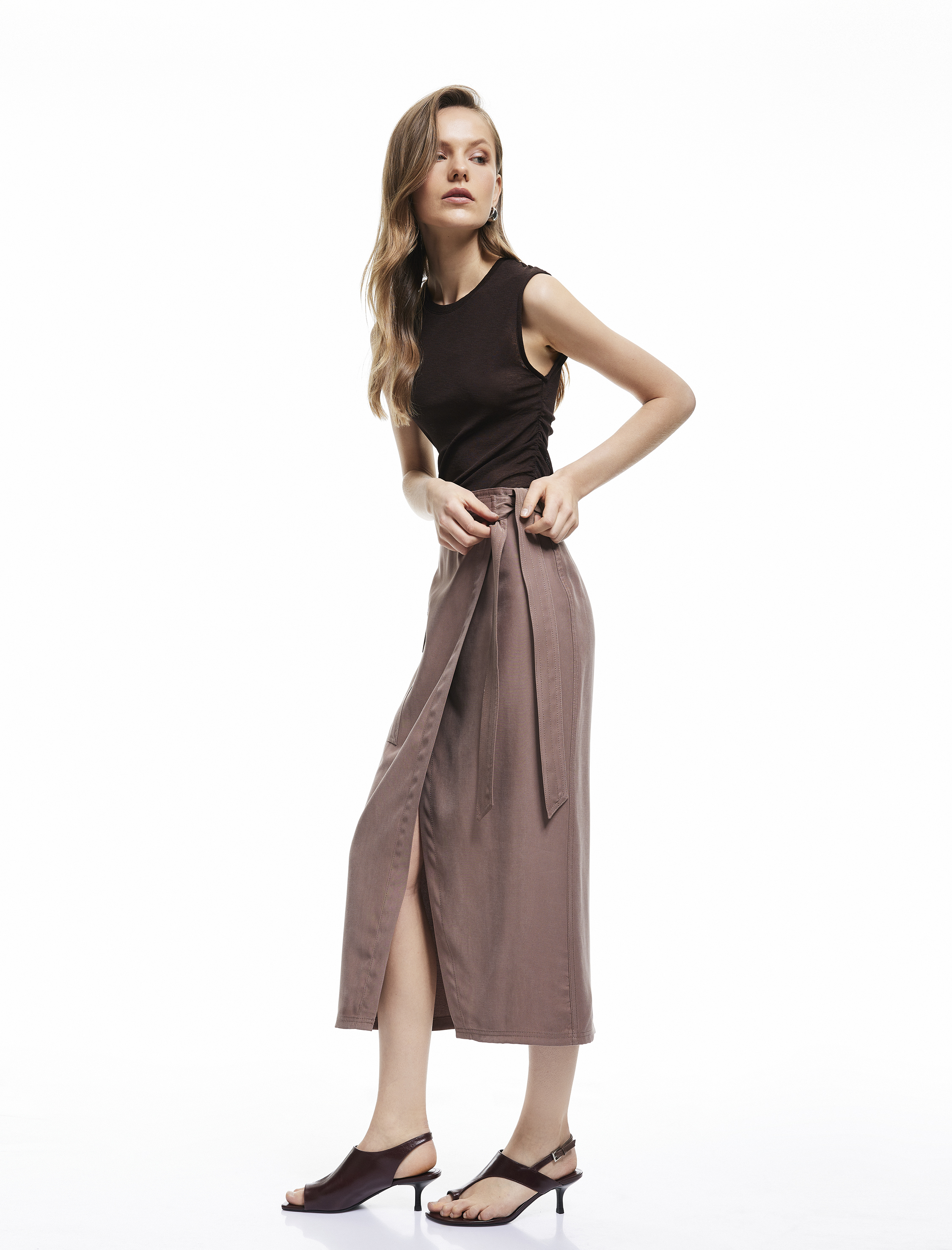   Cupro Kumaş Asimetrik Kesim Kemerli Kargo Cepli Uzun Kruvaze Etek