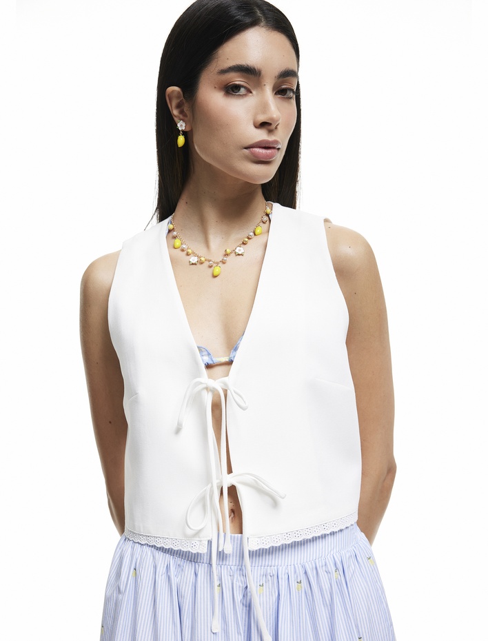  Koton X Sibil Çetinkaya - Keten Karışımlı Fiyonklu V Yaka Önden Bağlama Detaylı Yelek