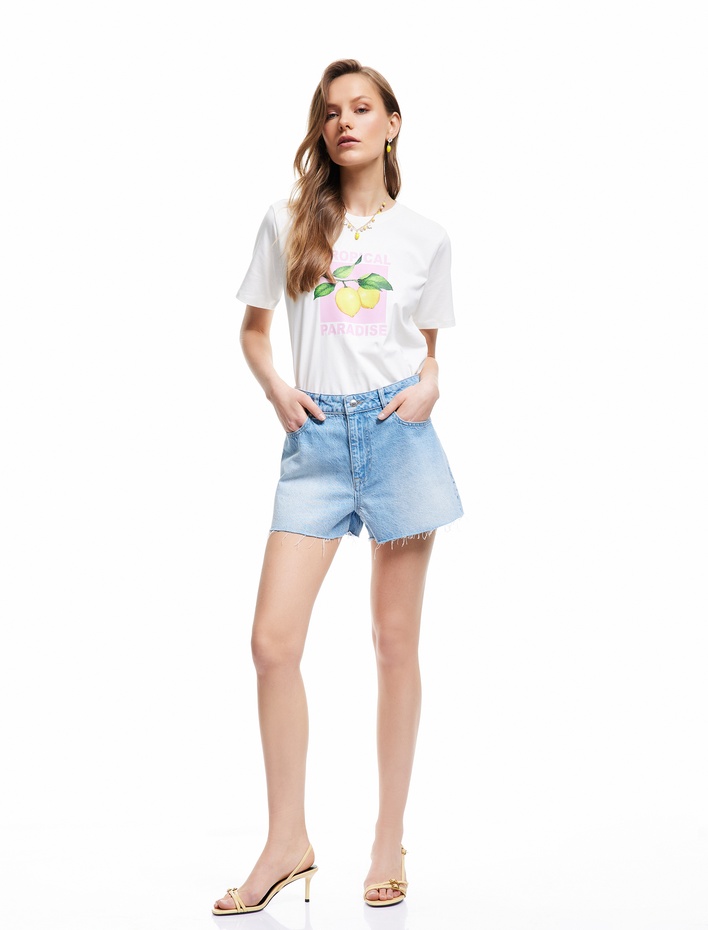  Koton X Sibil Çetinkaya -  Kiraz Nakış Detaylı Kesik Paça Mini Denim Şort