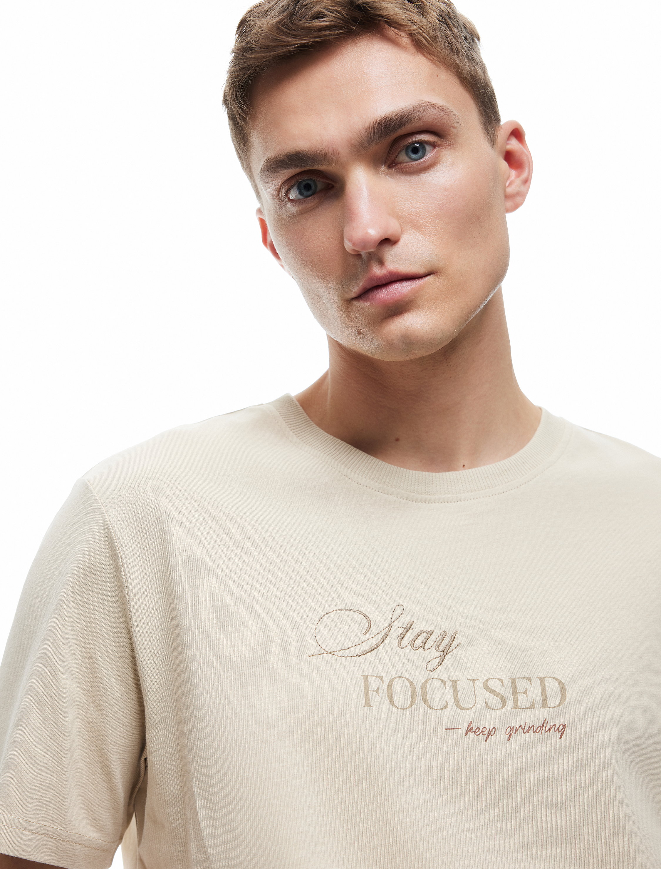   Kısa Kollu İşlemeli Regular Fit Pamuklu Bisiklet Yaka Tişört