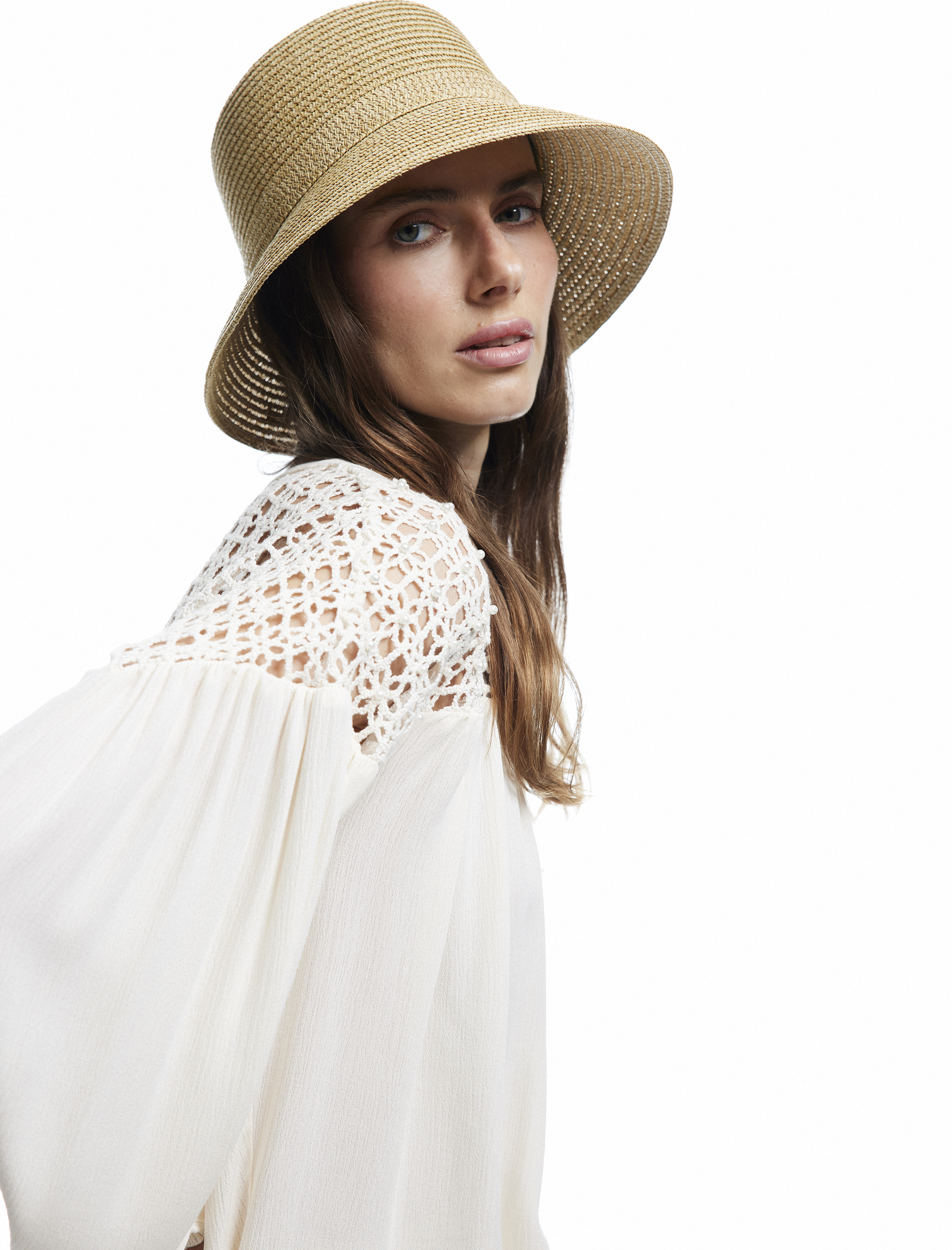   Bağcıklı Yuvarlak Yaka Uzun Balon Kollu Kroşe Detaylı İncili Bluz