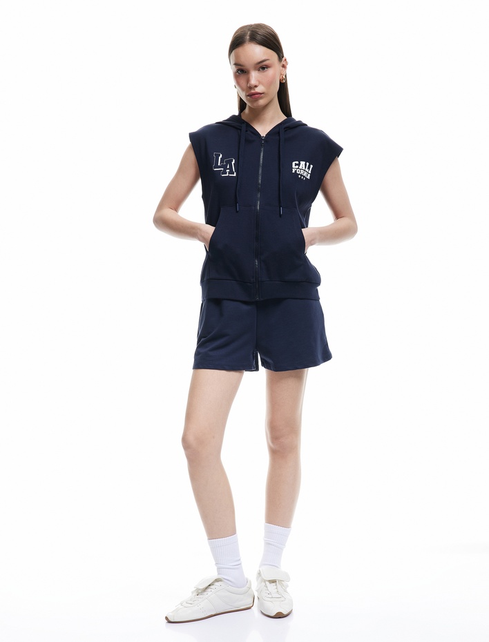  Fermuarlı Arkası Baskılı Cep Detaylı Kapüşonlu Kolsuz Sweatshirt