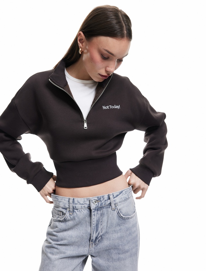  Pamuklu Yarım Fermuarlı Şardonlu Baskılı Crop Sweatshirt