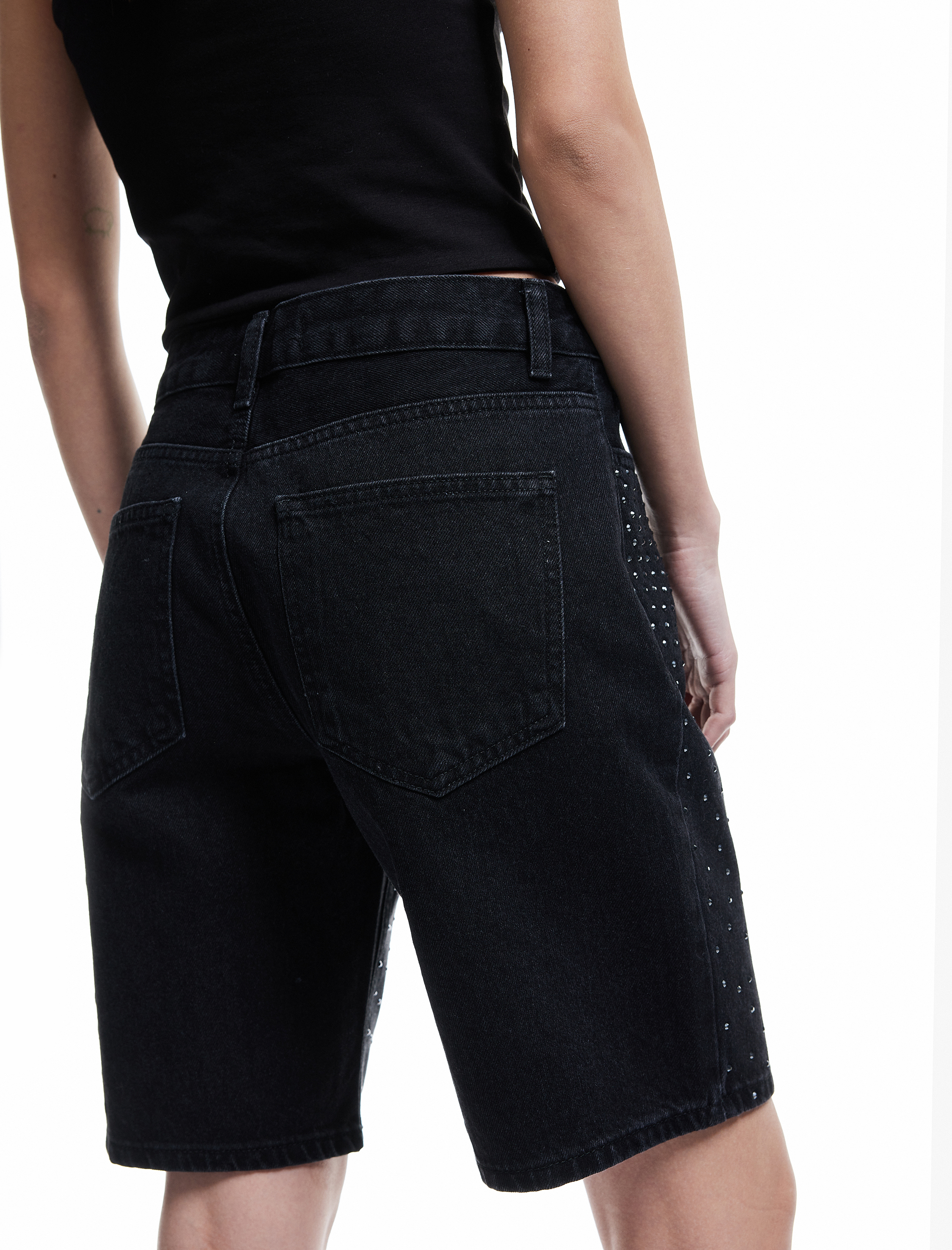   Taş Detaylı Cepli Pamuklu Straight Fit Jean Kapri Şort