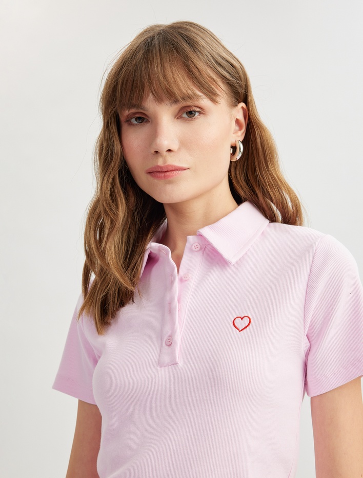  Pamuklu Slim Fit Kısa Kollu Düğmeli Kalpli Polo Yaka Tişört