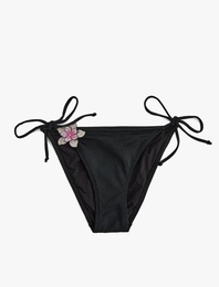 Taşlı Çiçek Aksesuar Detaylı Yanları Bağlamalı İpli Bikini Altı