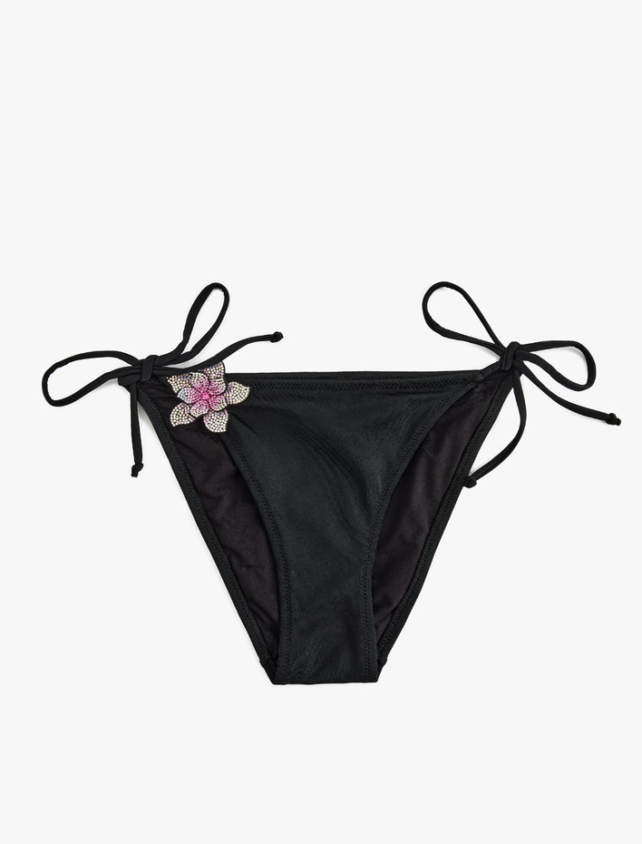  Taşlı Çiçek Aksesuar Detaylı Yanları Bağlamalı İpli Bikini Altı