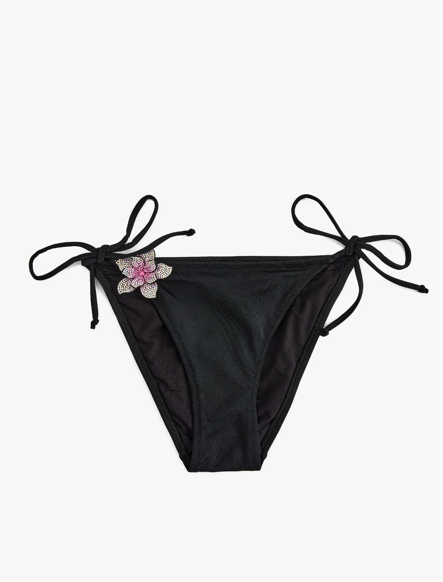   Taşlı Çiçek Aksesuar Detaylı Yanları Bağlamalı İpli Bikini Altı