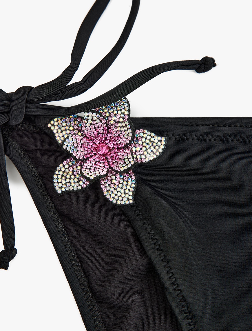   Taşlı Çiçek Aksesuar Detaylı Yanları Bağlamalı İpli Bikini Altı