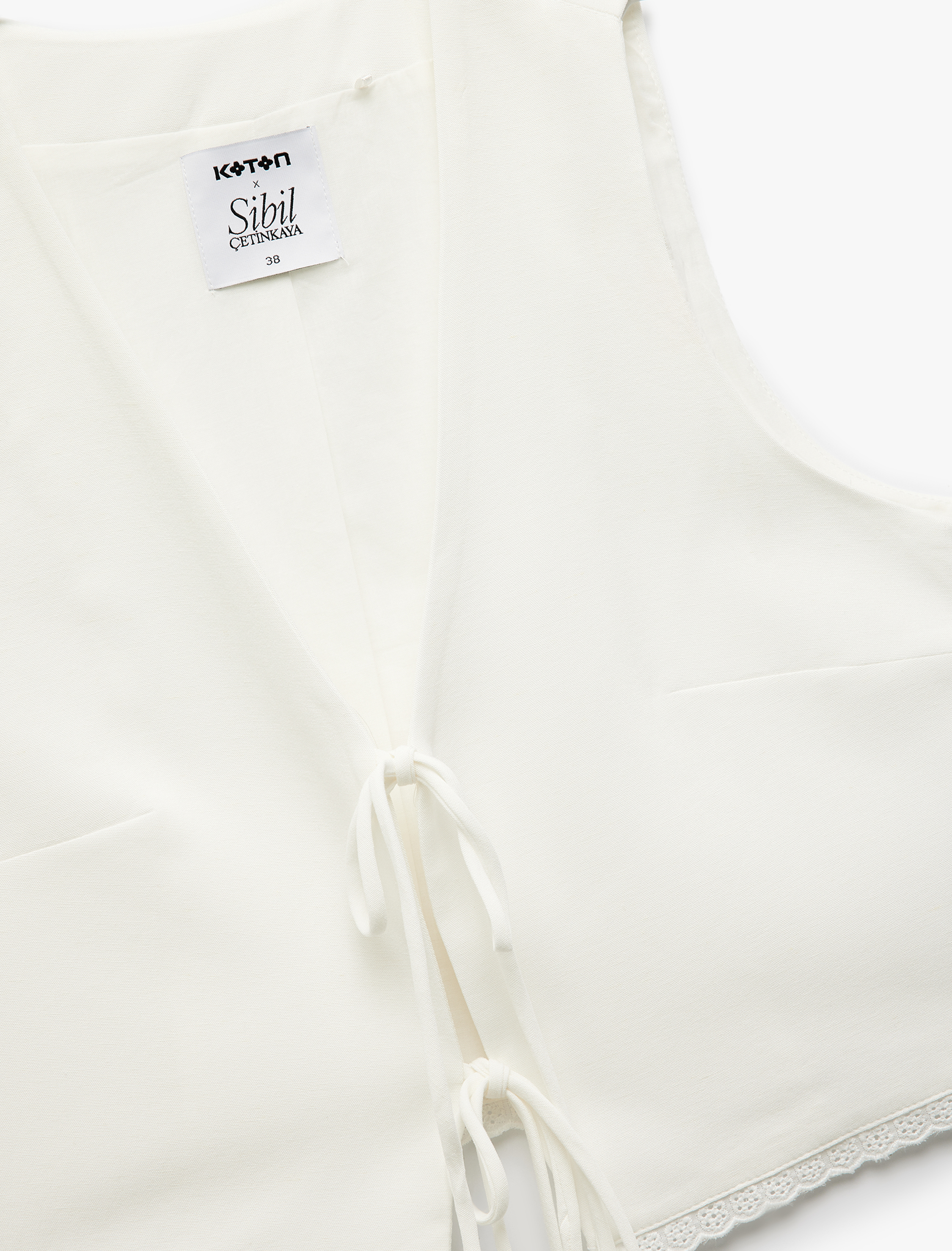   Koton X Sibil Çetinkaya - Keten Karışımlı Fiyonklu V Yaka Önden Bağlama Detaylı Yelek