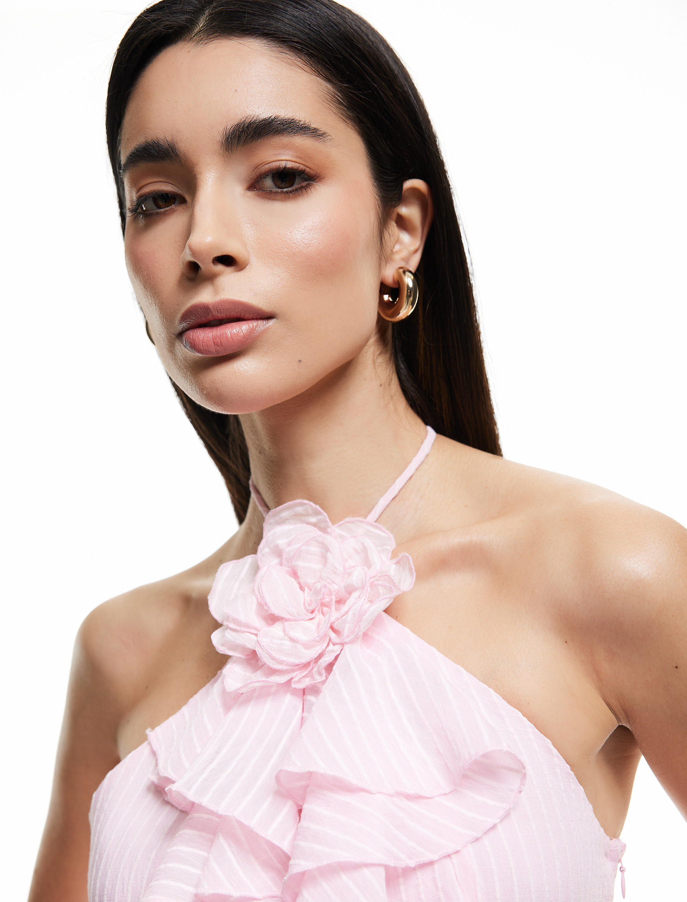   Koton X Sibil Çetinkaya -  Astarlı Çiçek Aplike Detaylı Fırfırlı Halter Yaka Crop Şifon Bluz