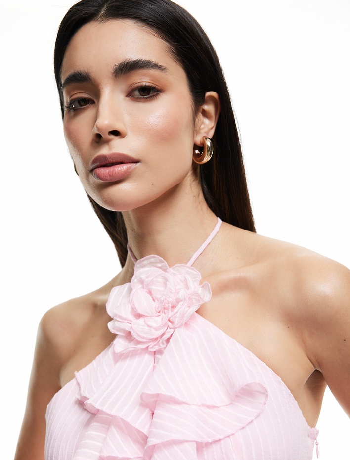  Koton X Sibil Çetinkaya -  Astarlı Çiçek Aplike Detaylı Fırfırlı Halter Yaka Crop Şifon Bluz